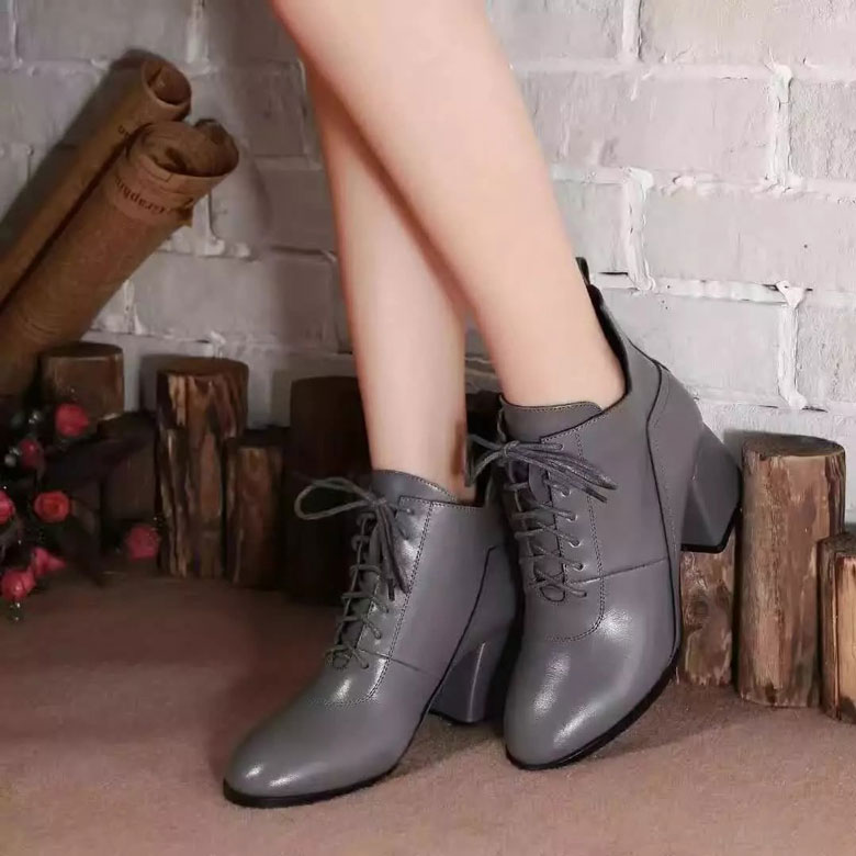 2016 chanle women Boots in Calfskin Leather