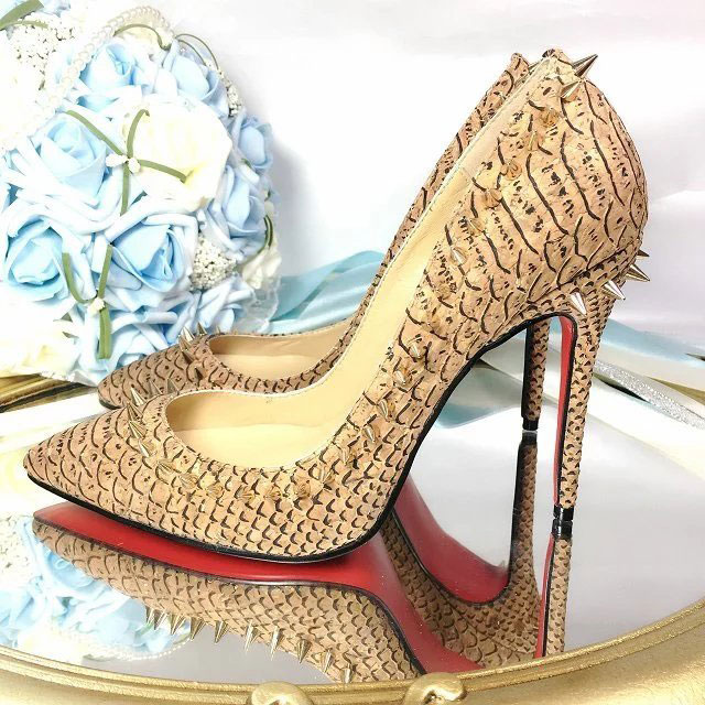 2016 latest Christian Louboutin high-heeled shoes with rivet