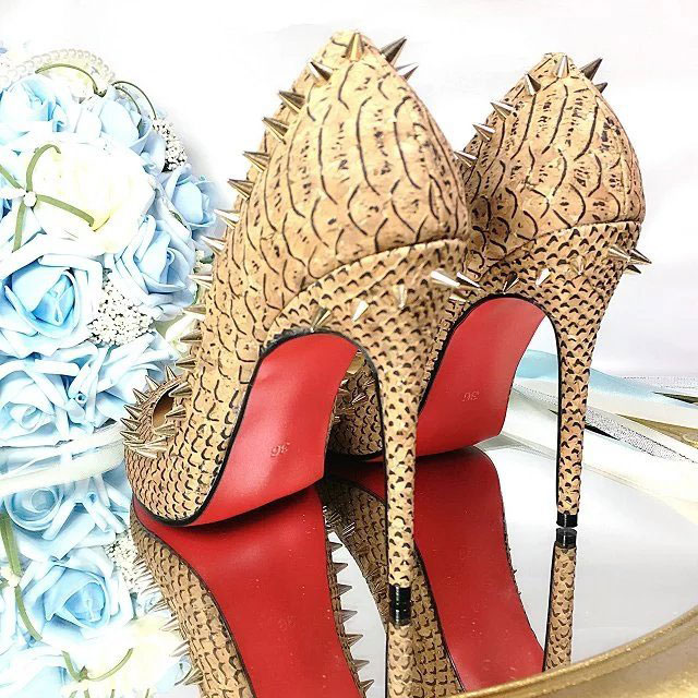 2016 latest Christian Louboutin high-heeled shoes with rivet