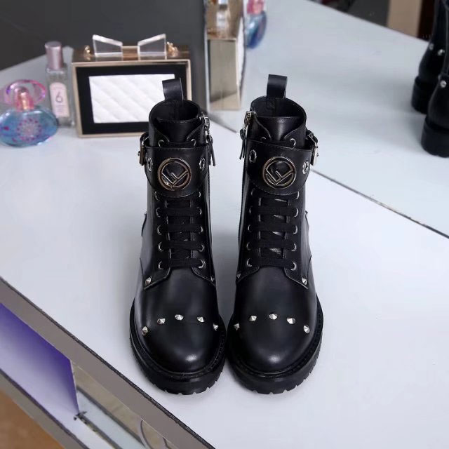 2017 Fendi women Boot in Calfskin leather with rivet