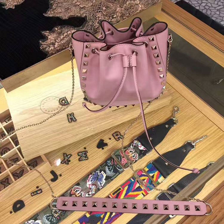 2017 Valentino Garavani Rockstud bucket bag 0678