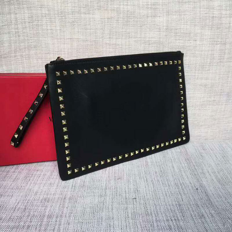 2017 Valentino Garavani Rockstud clutch in calfskin 0115