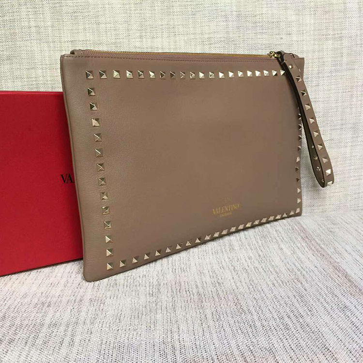 2017 Valentino Garavani Rockstud clutch in calfskin 0115