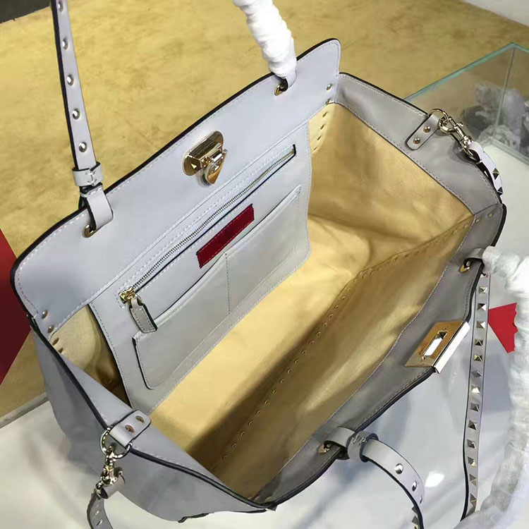 2017 Valentino ROCKSTUD MEDIUM TOTE 0973