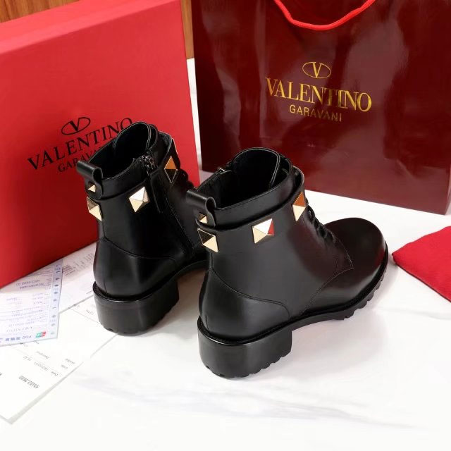 2017 Valentino women Boot in Calfskin leather with rivet