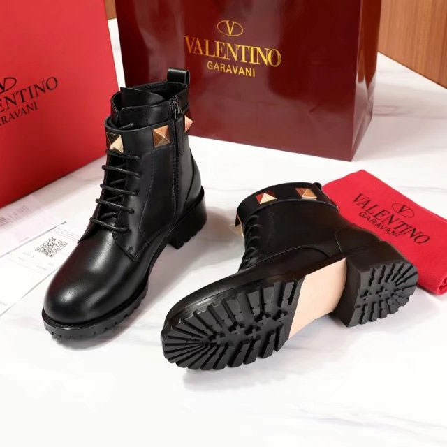 2017 Valentino women Boot in Calfskin leather with rivet