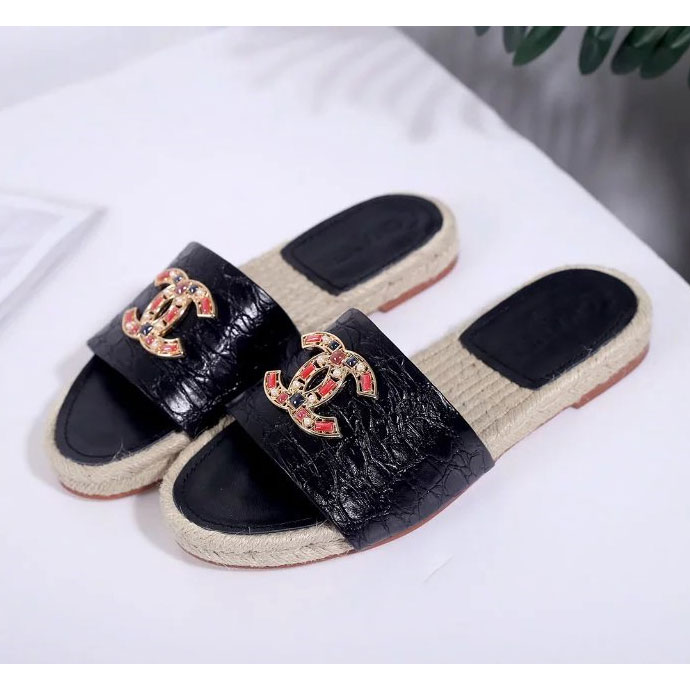 2017 chanle women Slippers in Calfskin leather