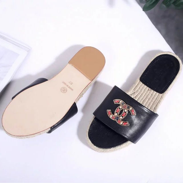 2017 chanle women Slippers in Calfskin leather