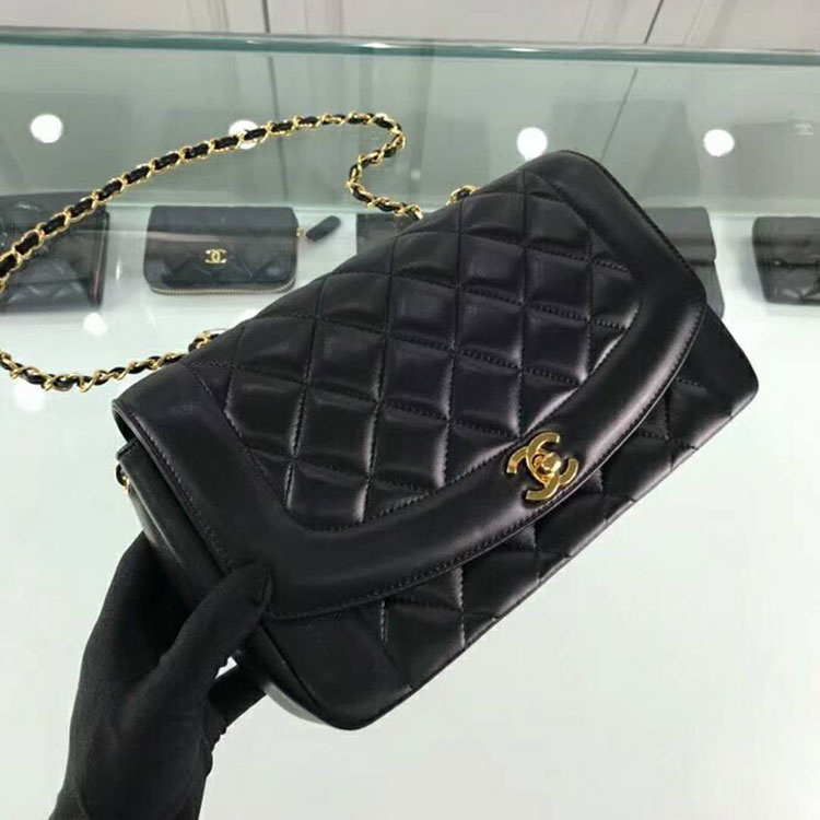 2018 Chanel Flap Bag in Original Lambskin leather