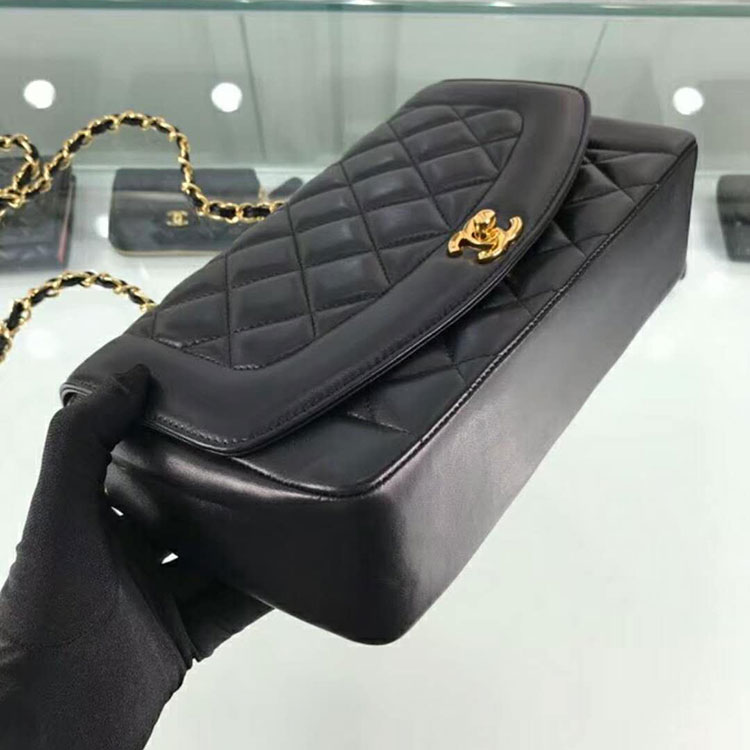 2018 Chanel Flap Bag in Original Lambskin leather