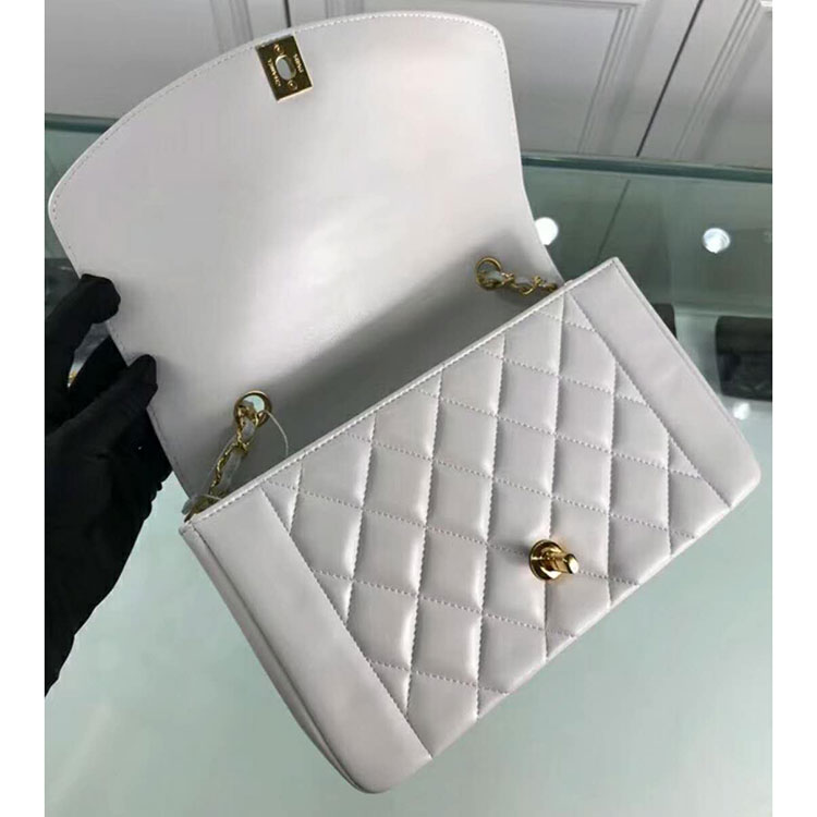 2018 Chanel Flap Bag in Original Lambskin leather