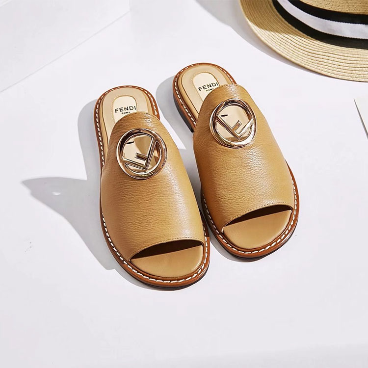 2018 Fendi women Slippers in Calfskin leather