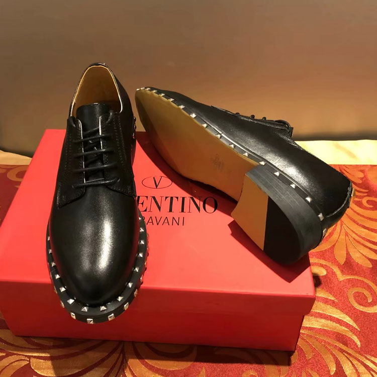 2018 Valentino women shoes in Calfskin leather with rivet