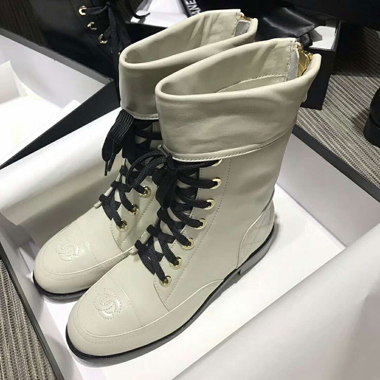 2018 chanle women Boots in Calfskin