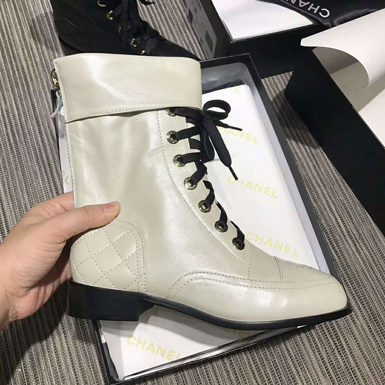 2018 chanle women Boots in Calfskin