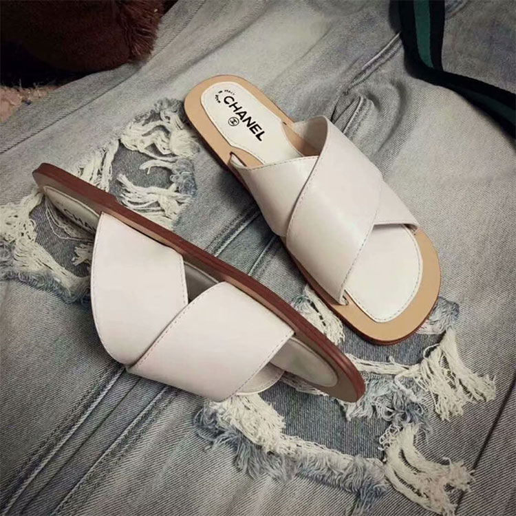 2018 chanle women Slippers in Calfskin