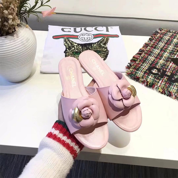 2018 chanle women Slippers in Calfskin