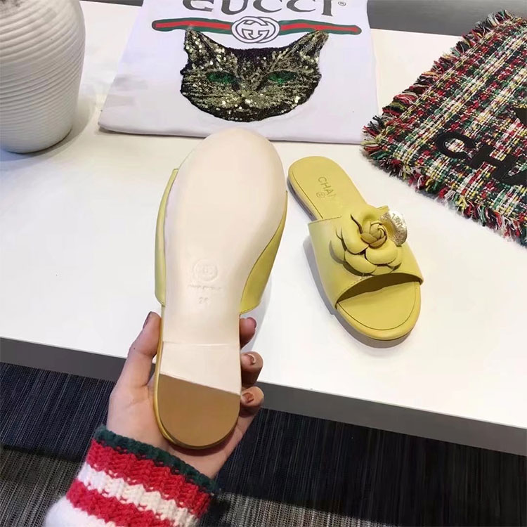 2018 chanle women Slippers in Calfskin