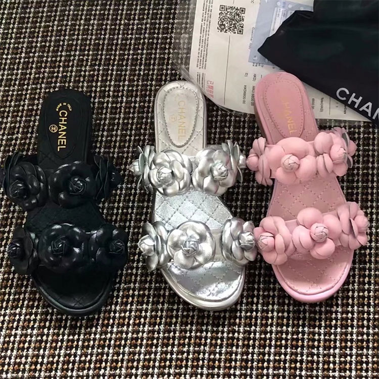 2018 chanle women Slippers in Calfskin