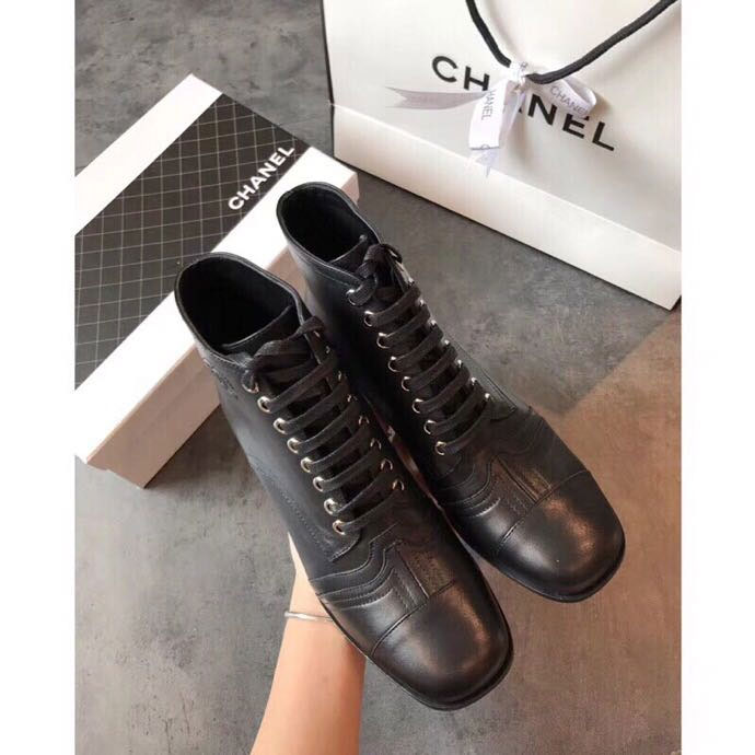 2018 chanle women boots in Calfskin