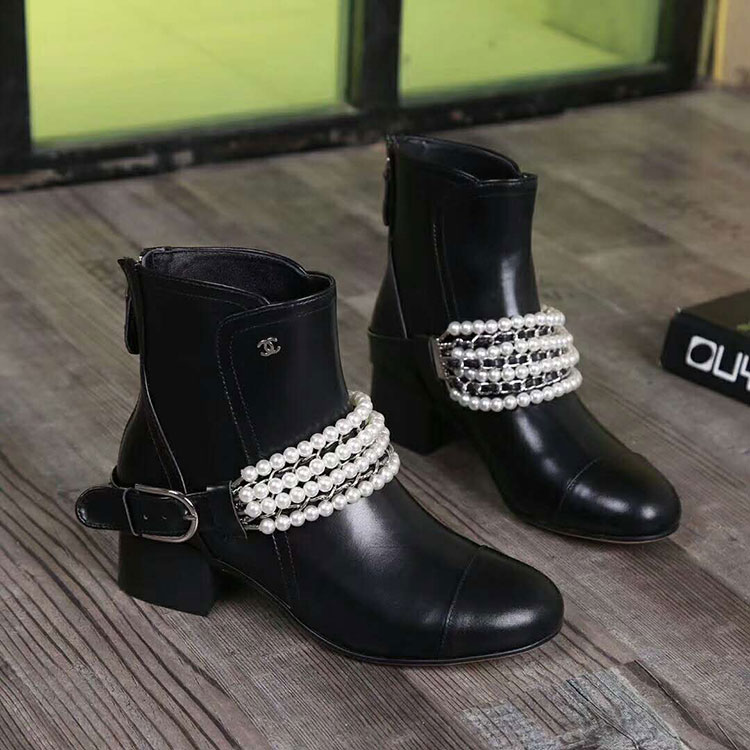 2018 chanle women boots in Calfskin