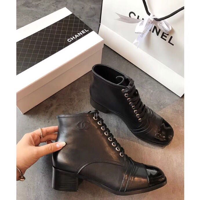 2018 chanle women boots in Calfskin