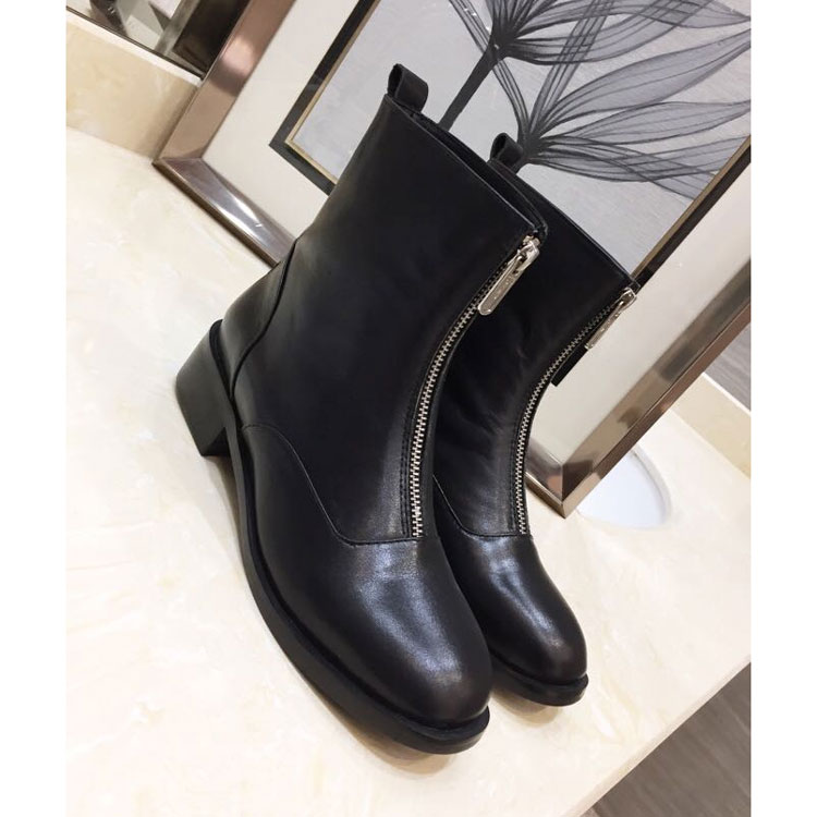 2018 chanle women boots in Calfskin