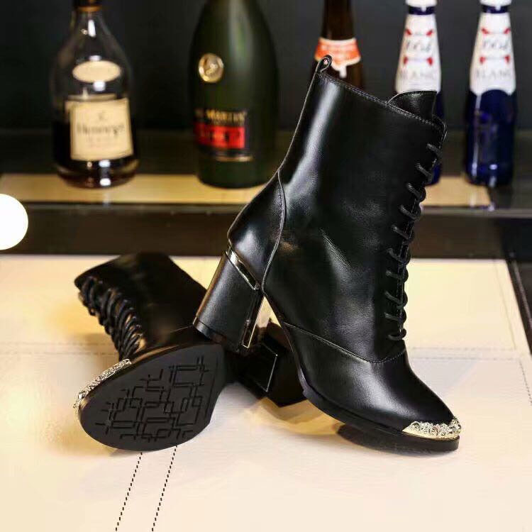 2018 chanle women boots in Calfskin