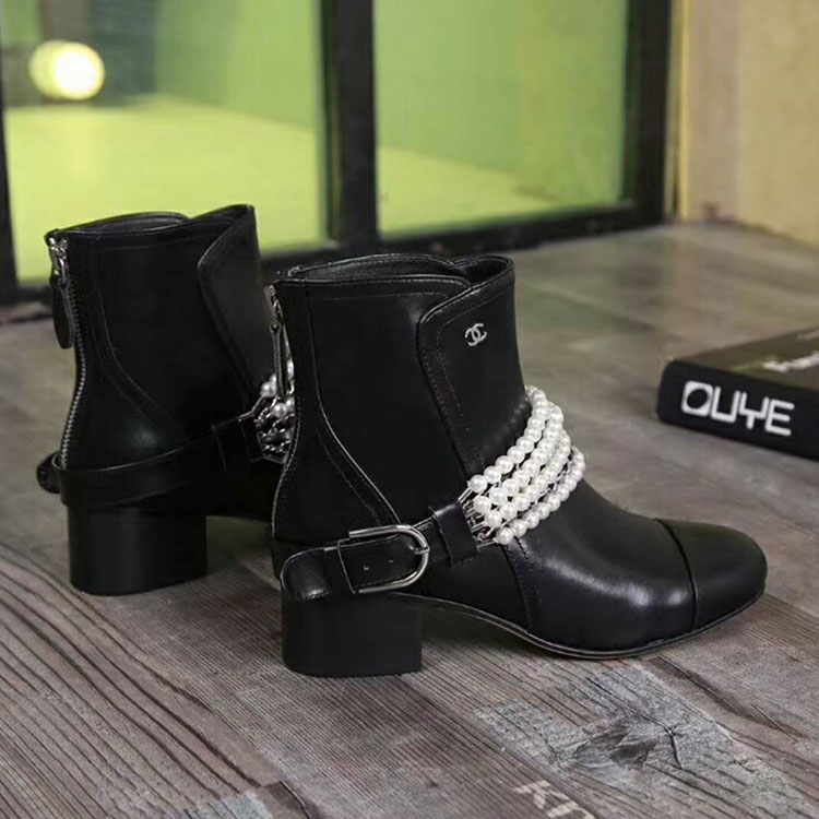 2018 chanle women boots in Calfskin