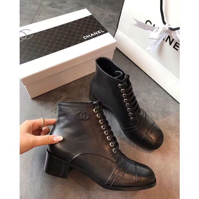 2018 chanle women boots in Calfskin