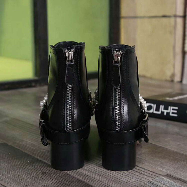 2018 chanle women boots in Calfskin