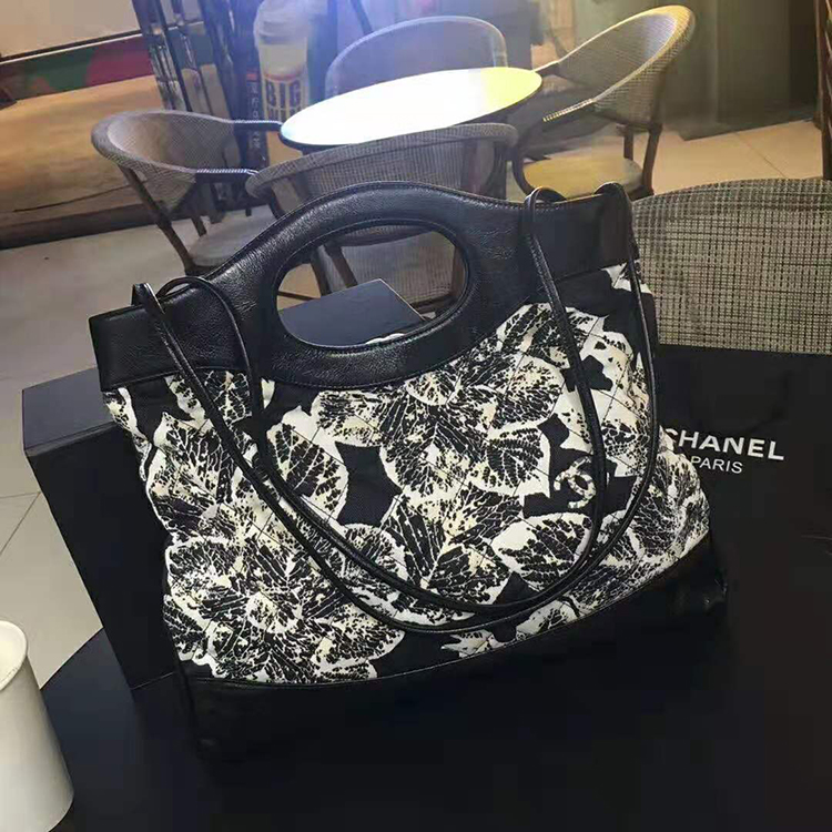 2019 CHANEL 31 Large Shopping Bag