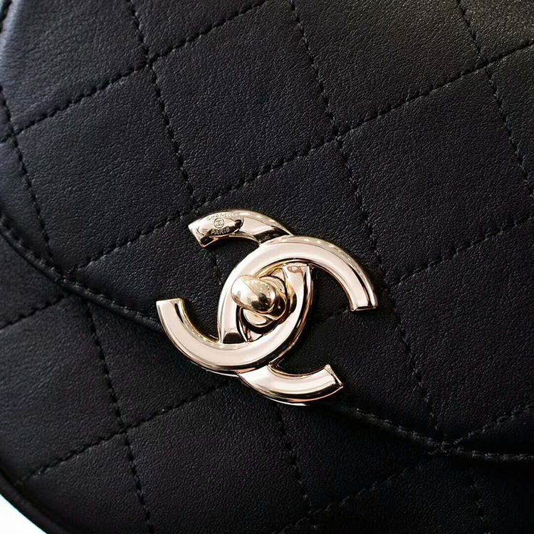 2019 Chanel messenger bag