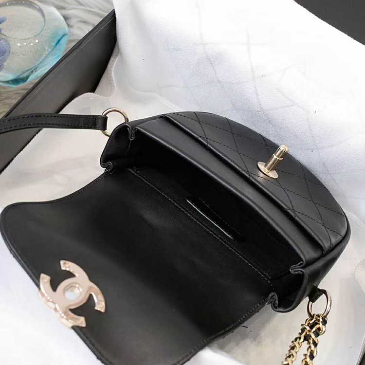 2019 Chanel messenger bag