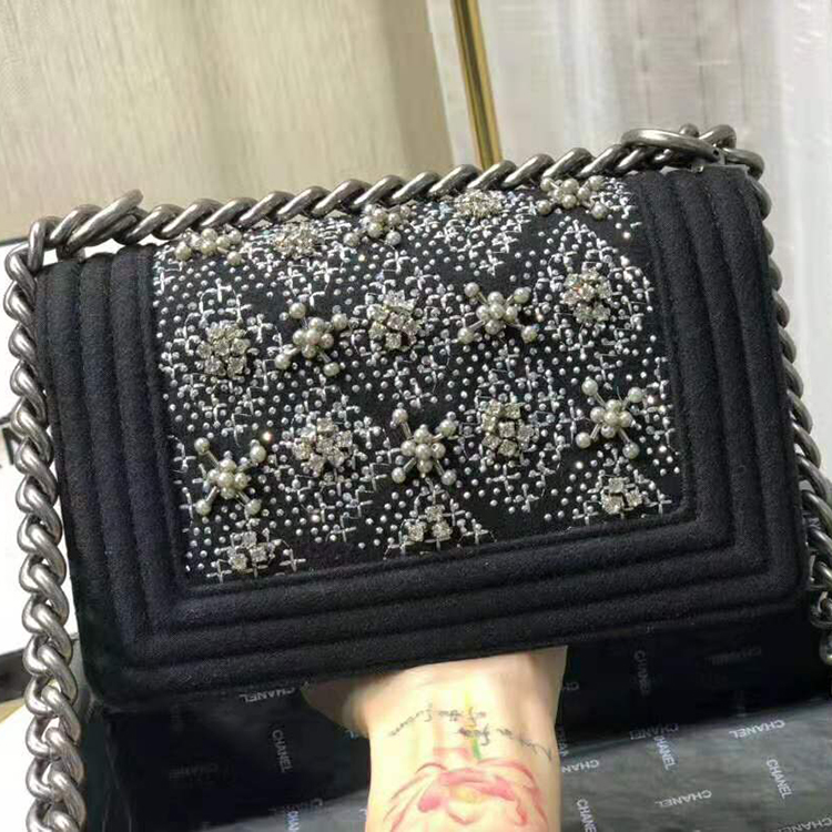 2019 Le Boy Chanel Flap Shoulder Bag