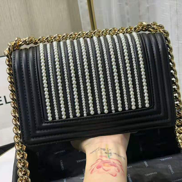 2019 Le Boy Chanel Flap Shoulder Bag