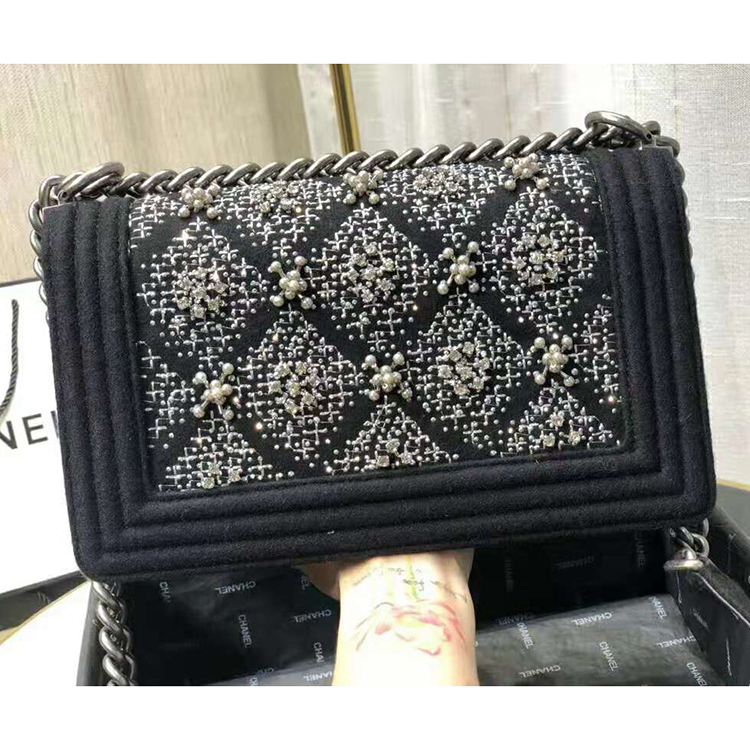 2019 Le Boy Chanel Flap Shoulder Bag