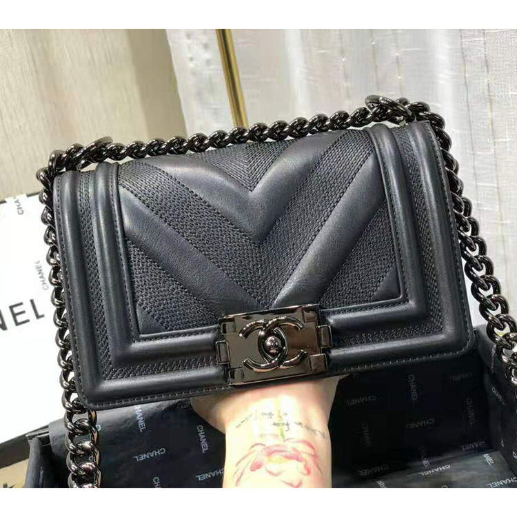 2019 Le Boy Chanel Flap Shoulder Bag