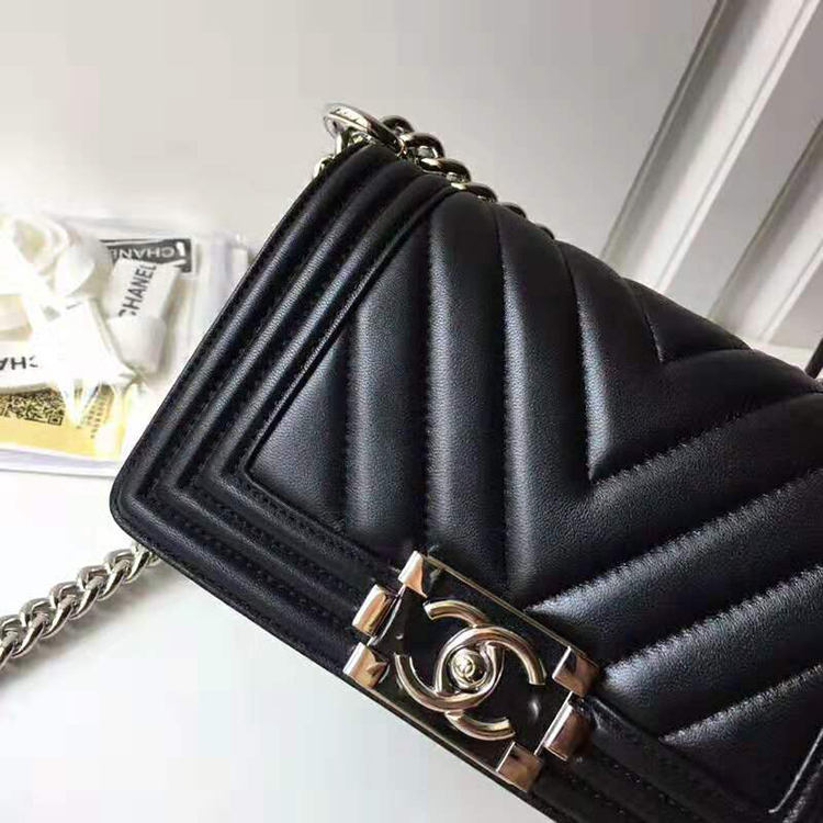 2019 Le Boy Chanel Flap Shoulder Bag