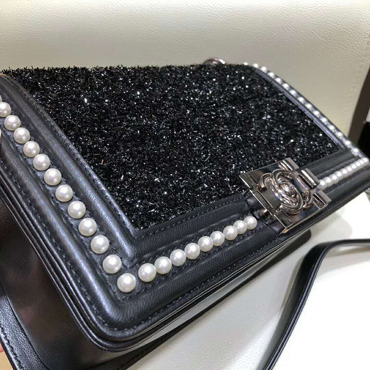 2019 Le Boy Chanel Flap Shoulder Bag