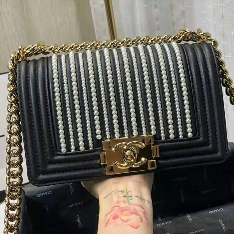 2019 Le Boy Chanel Flap Shoulder Bag