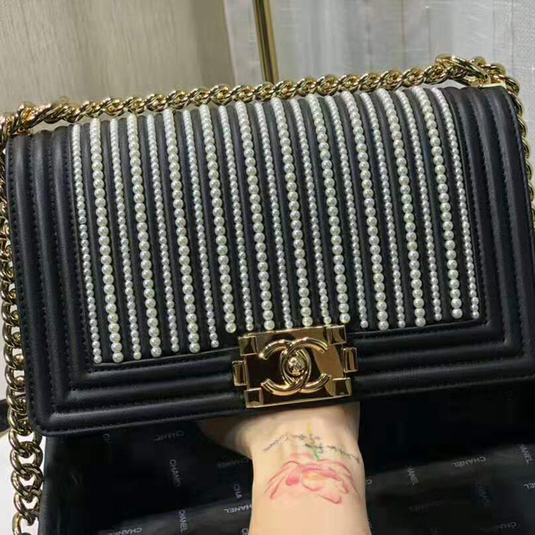 2019 Le Boy Chanel Flap Shoulder Bag