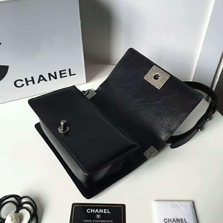 2019 Le Boy Chanel Flap Shoulder Bag