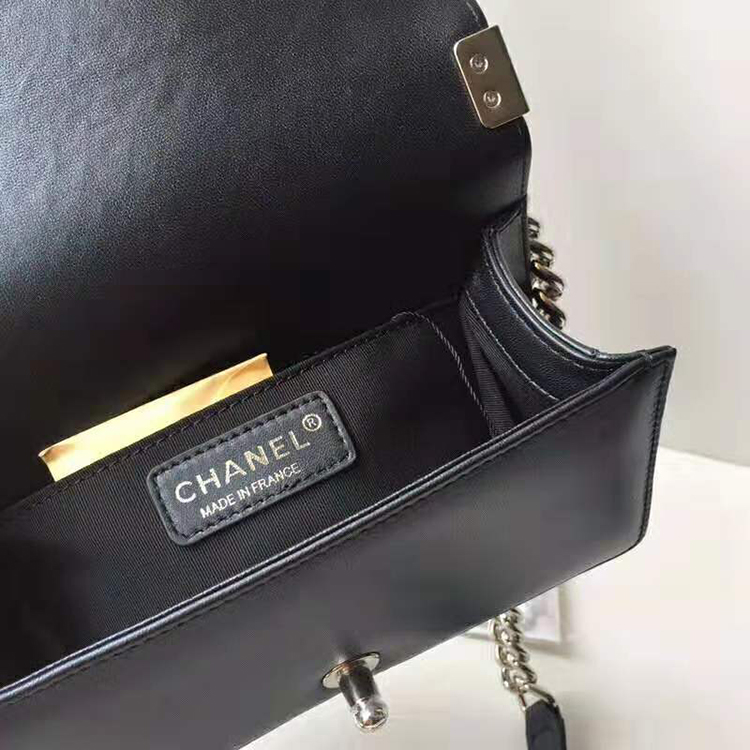 2019 Le Boy Chanel Flap Shoulder Bag