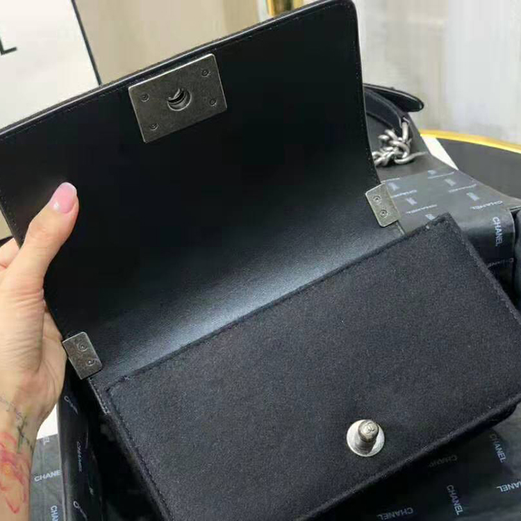 2019 Le Boy Chanel Flap Shoulder Bag