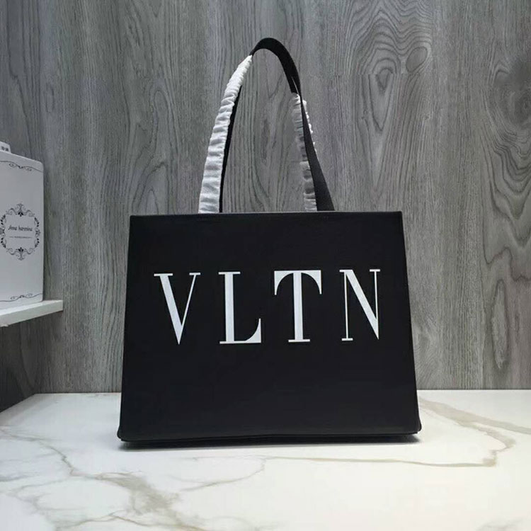 2019 Valentino Garavani Shopper