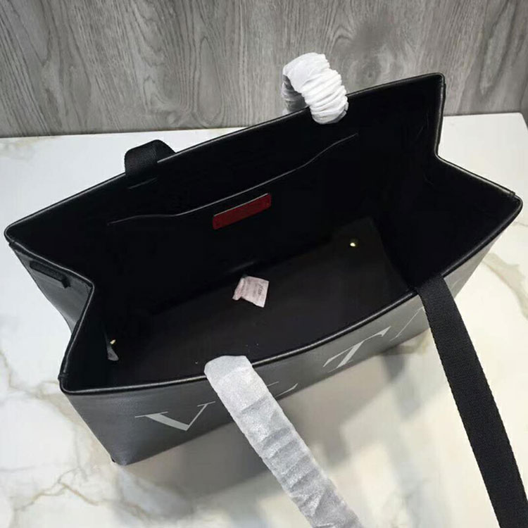 2019 Valentino Garavani Shopper