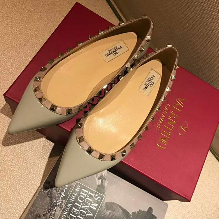 2019 Valentino women Flat shoes with rivet