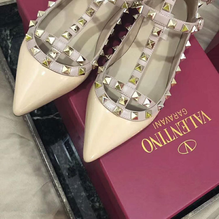 2019 Valentino women Flat shoes with rivet