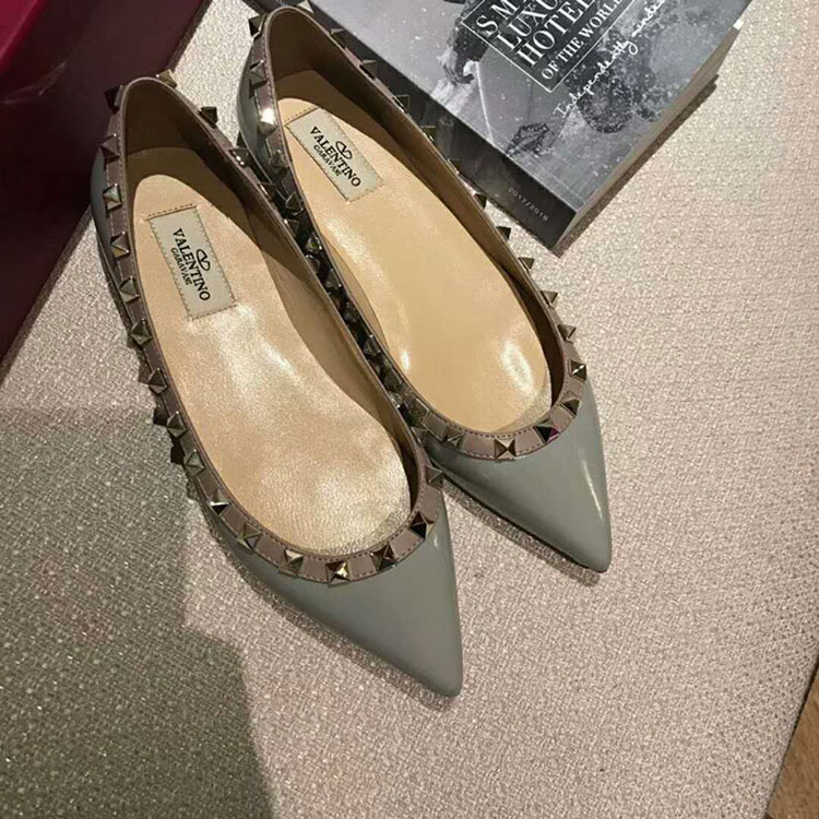 2019 Valentino women Flat shoes with rivet